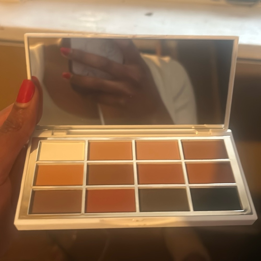 Eye shadow palette